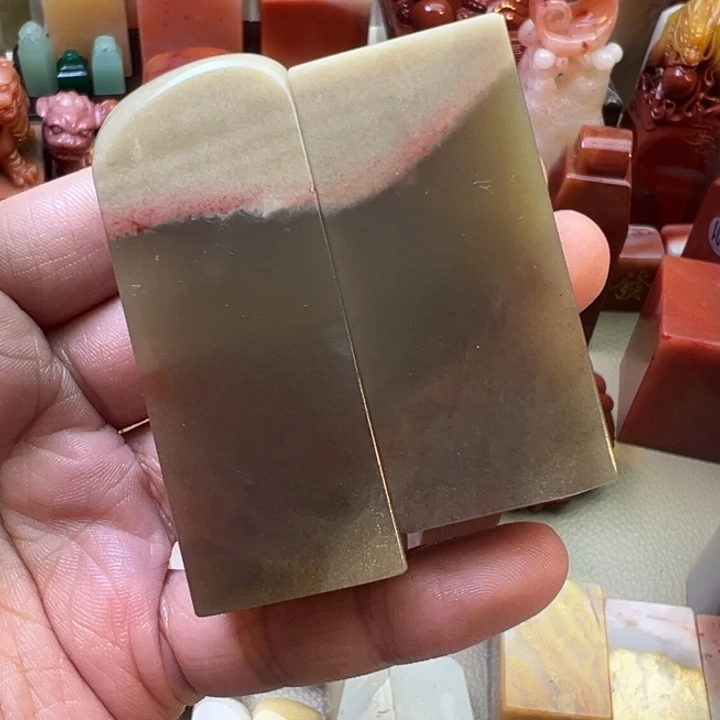 寿山石印石牛角冻 角冻寒凝玉，霜清夜欲明