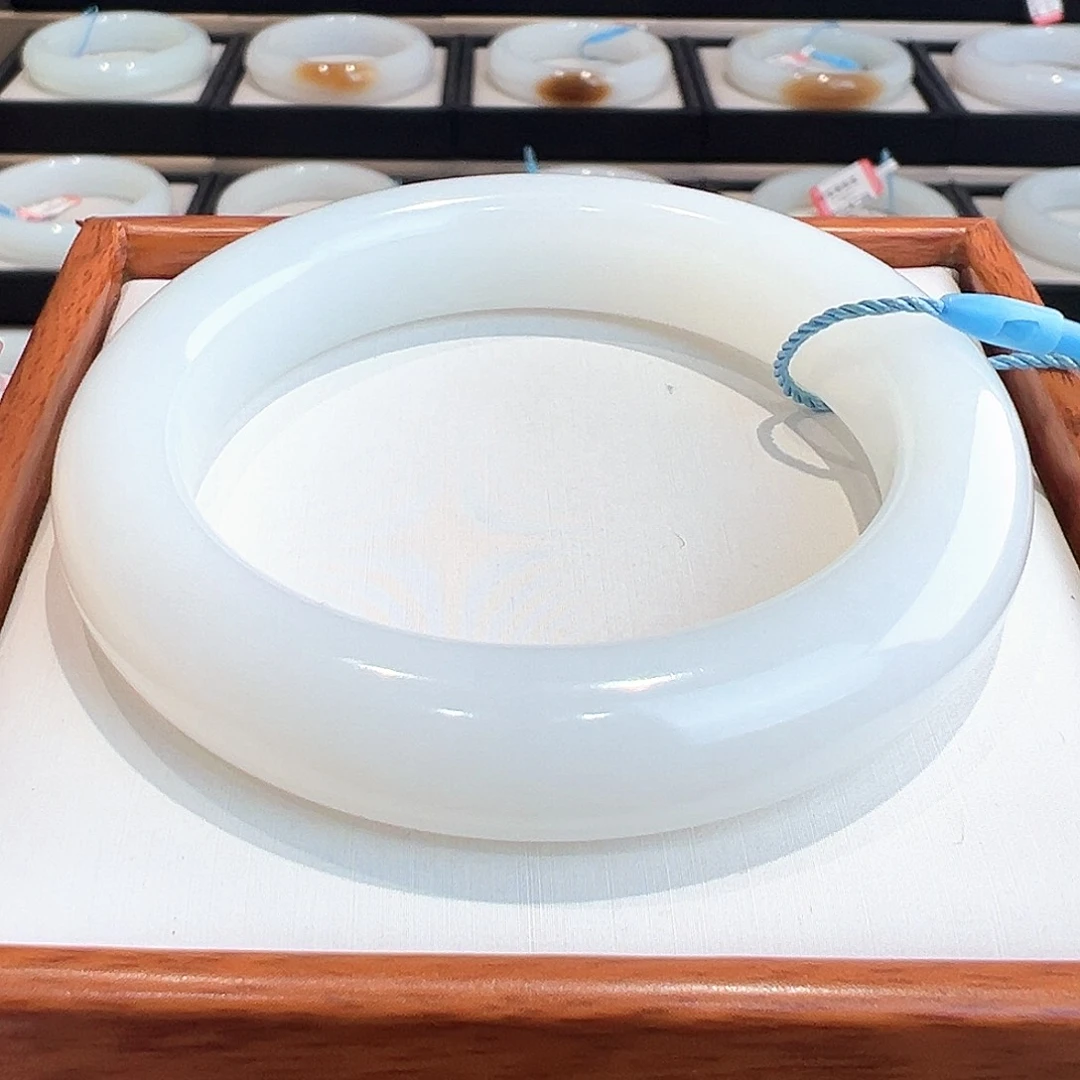 蔷***薇和田玉未镶嵌手镯