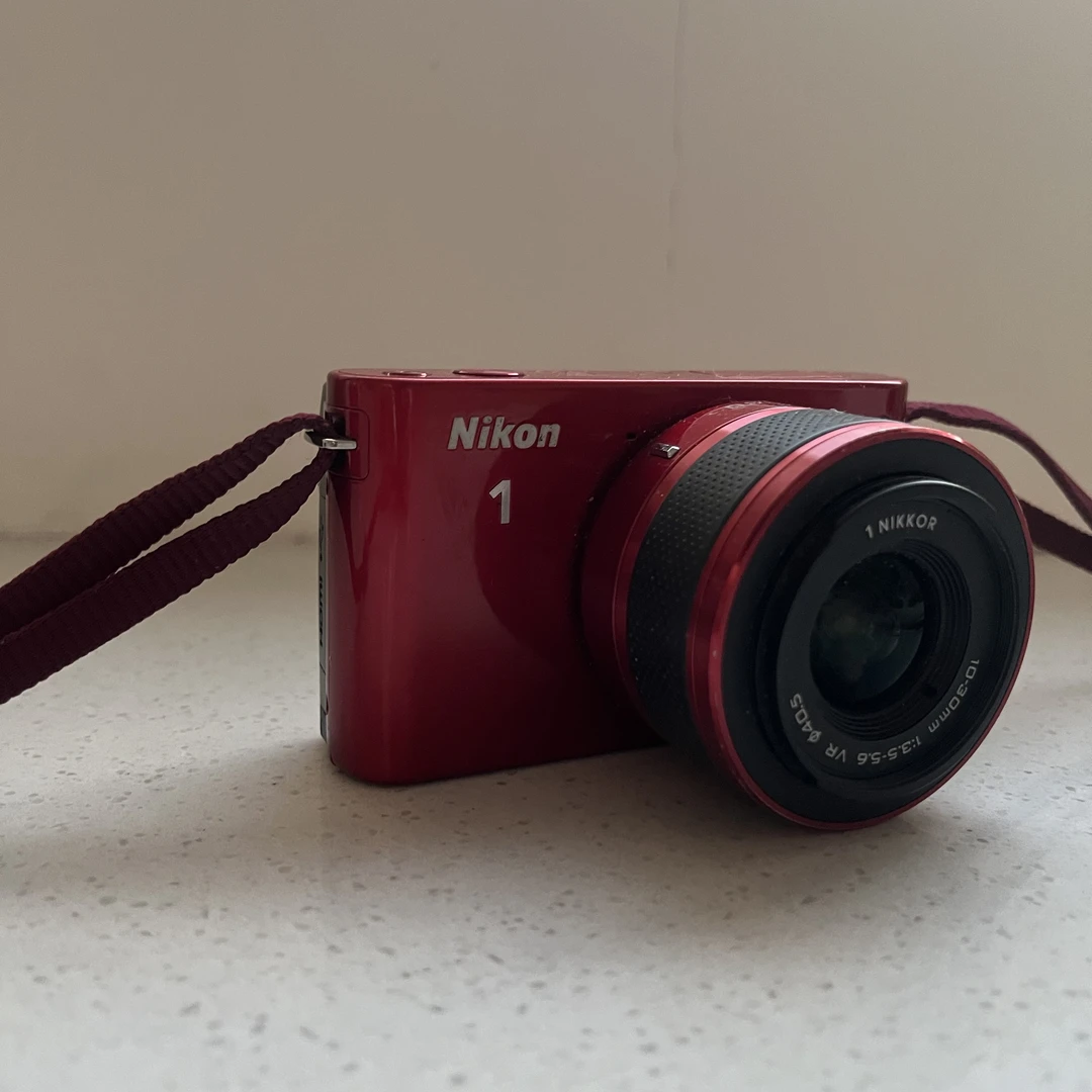 95新 Nikon/尼康 尼康j1新年红微单 高颜值屏幕微瑕