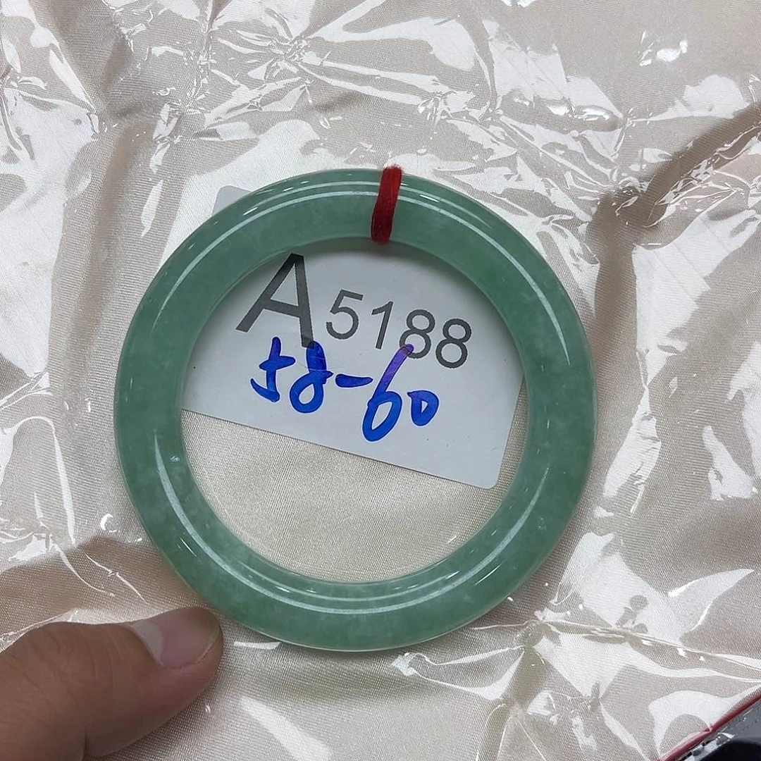 翡翠手镯未镶嵌默认瑕疵