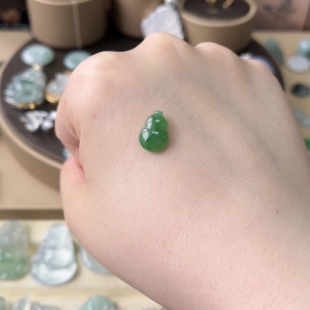 翡翠未镶嵌颈饰绿葫芦