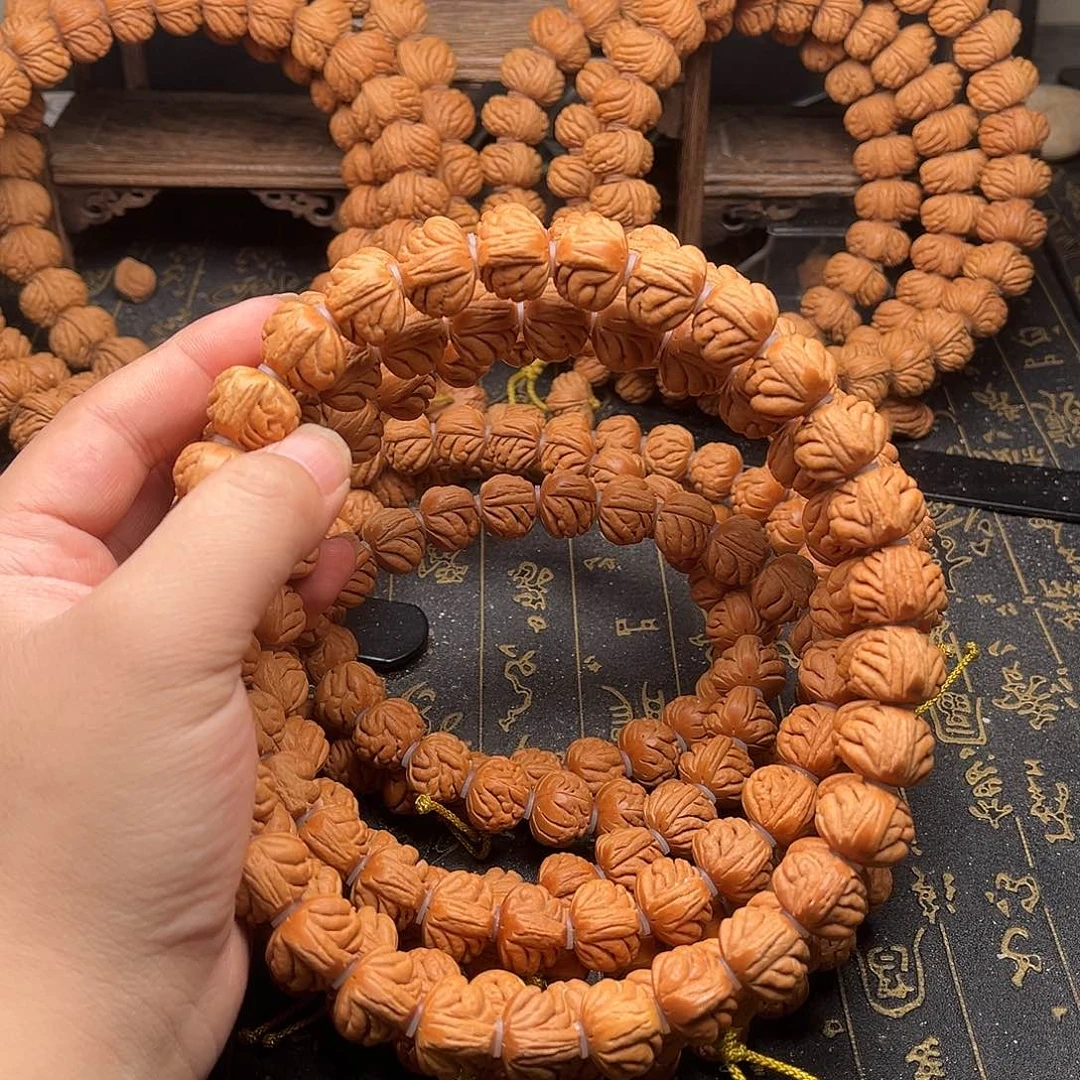 桃核吊坠桃和手持