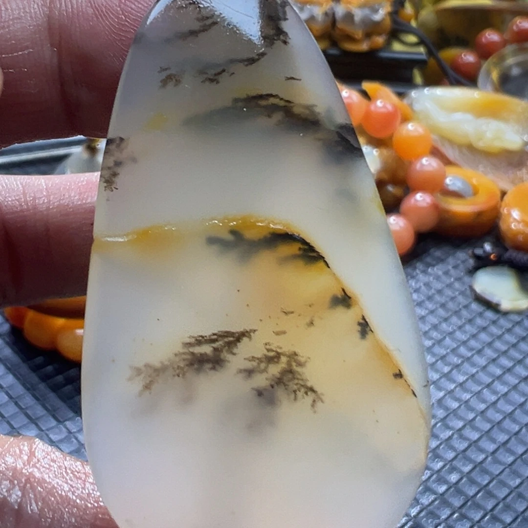 石英质玉未镶嵌颈饰