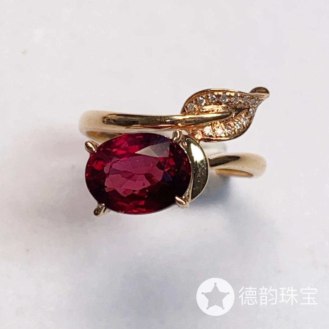 18K金镶嵌石榴石戒指