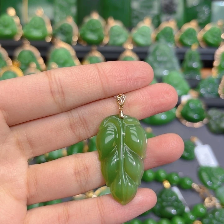 颈饰18K金镶嵌和田玉（碧玉）