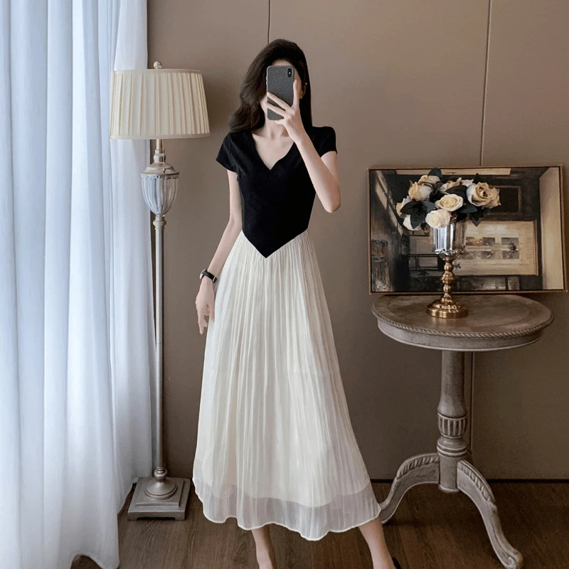 高档v领连衣裙2024夏季显瘦气质高级感时尚洋气上档次中长款裙子