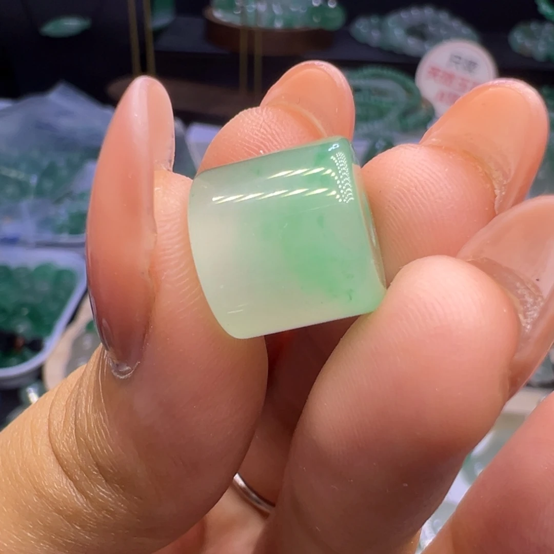 颈饰未镶嵌石英质玉（非洲翠）
