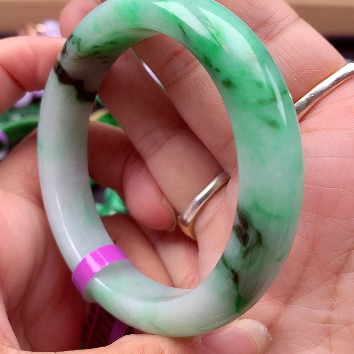 翡翠手镯未镶嵌翡翠