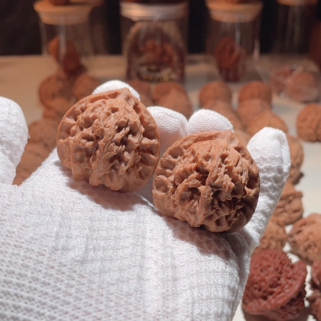 吊坠文玩核桃文玩核桃梨木台40