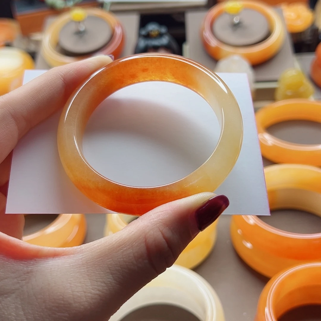 千***间未镶嵌石英质玉（黄龙玉）手镯