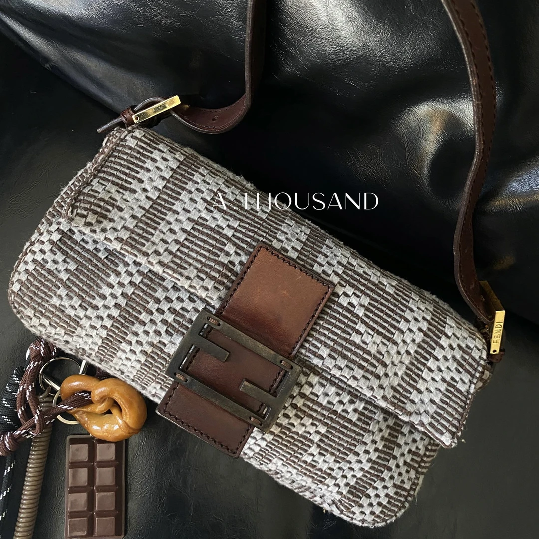 95新 FENDI/芬迪 芬迪毛呢木扣法棍26x14单肩包37130111