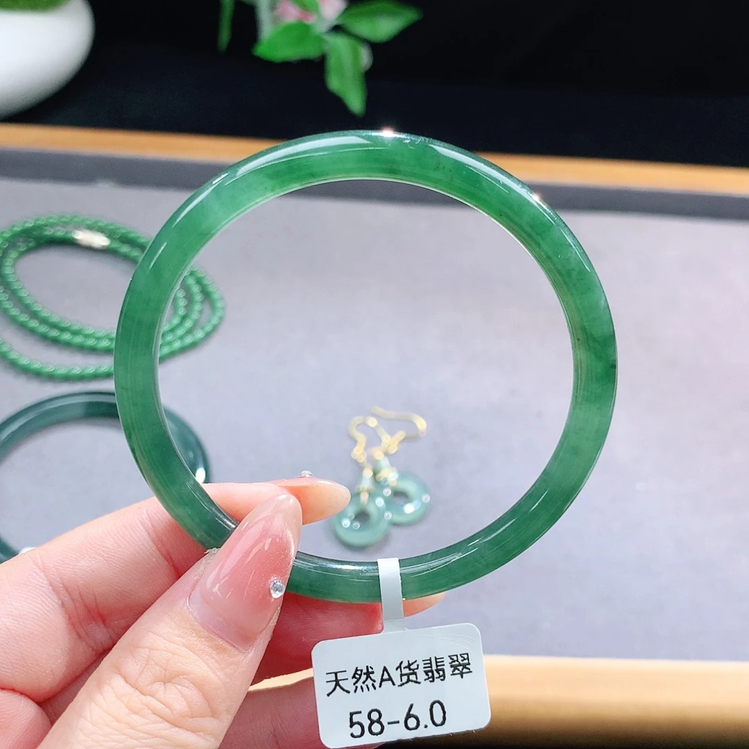 未镶嵌手镯（圆镯）翡翠