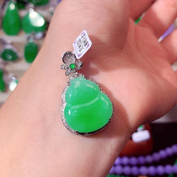 翡翠18K金镶嵌颈饰翡翠