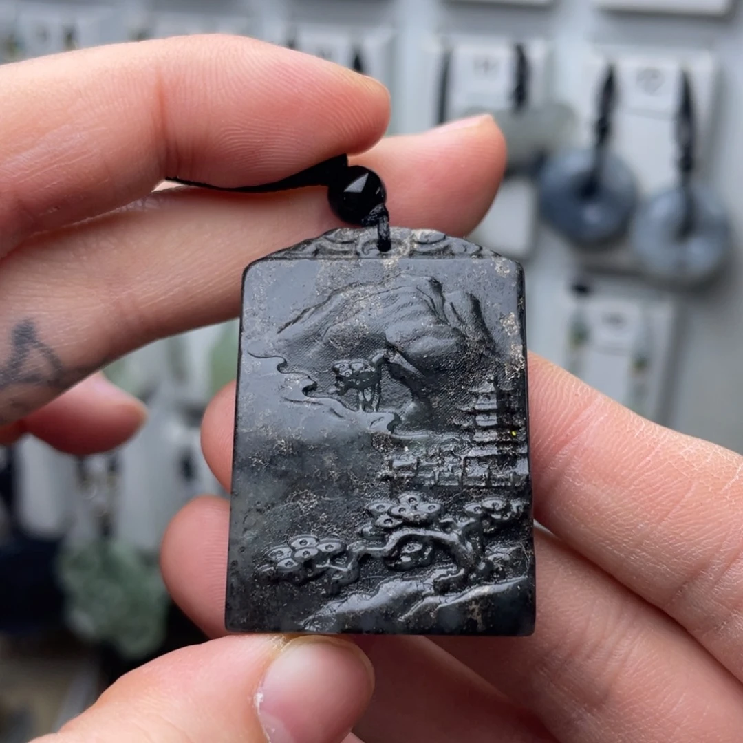 岫玉未镶嵌颈饰山水牌