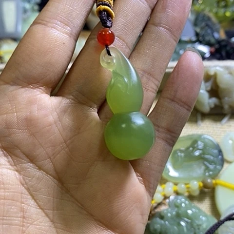 岫玉未镶嵌颈饰一个