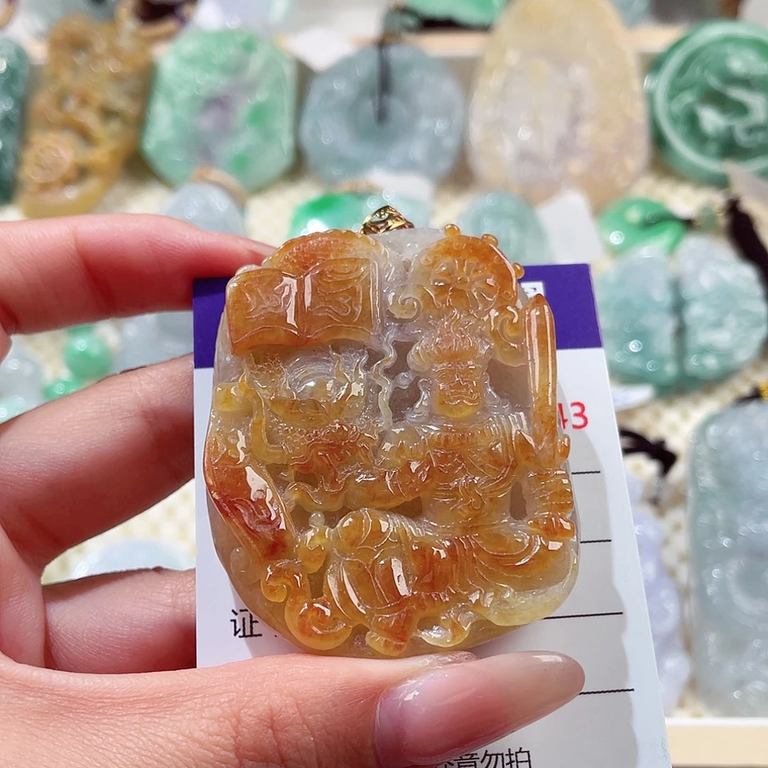 翡翠18K金镶嵌颈饰不动