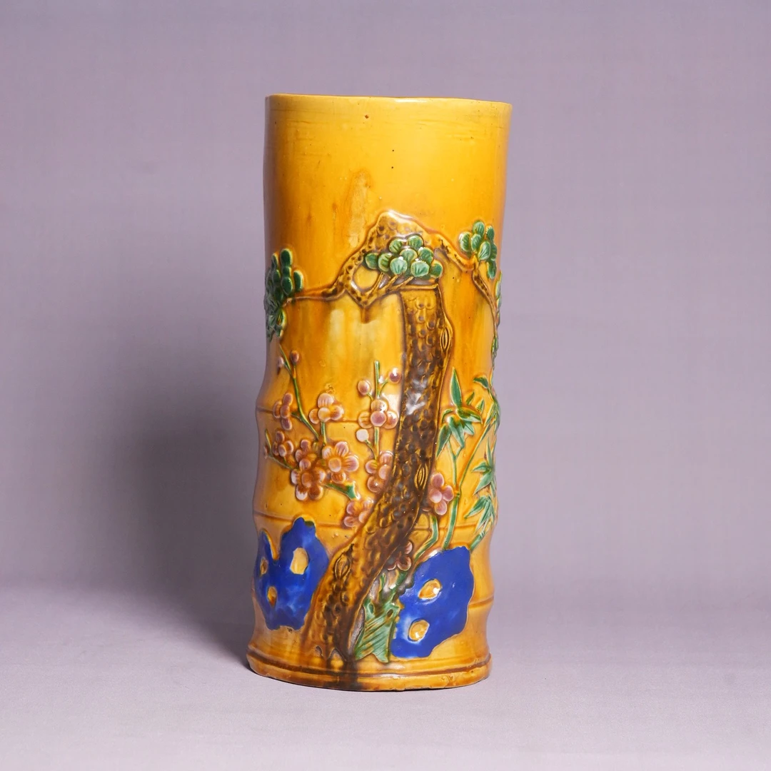 晚清黄地粉彩浮雕松竹梅纹帽筒