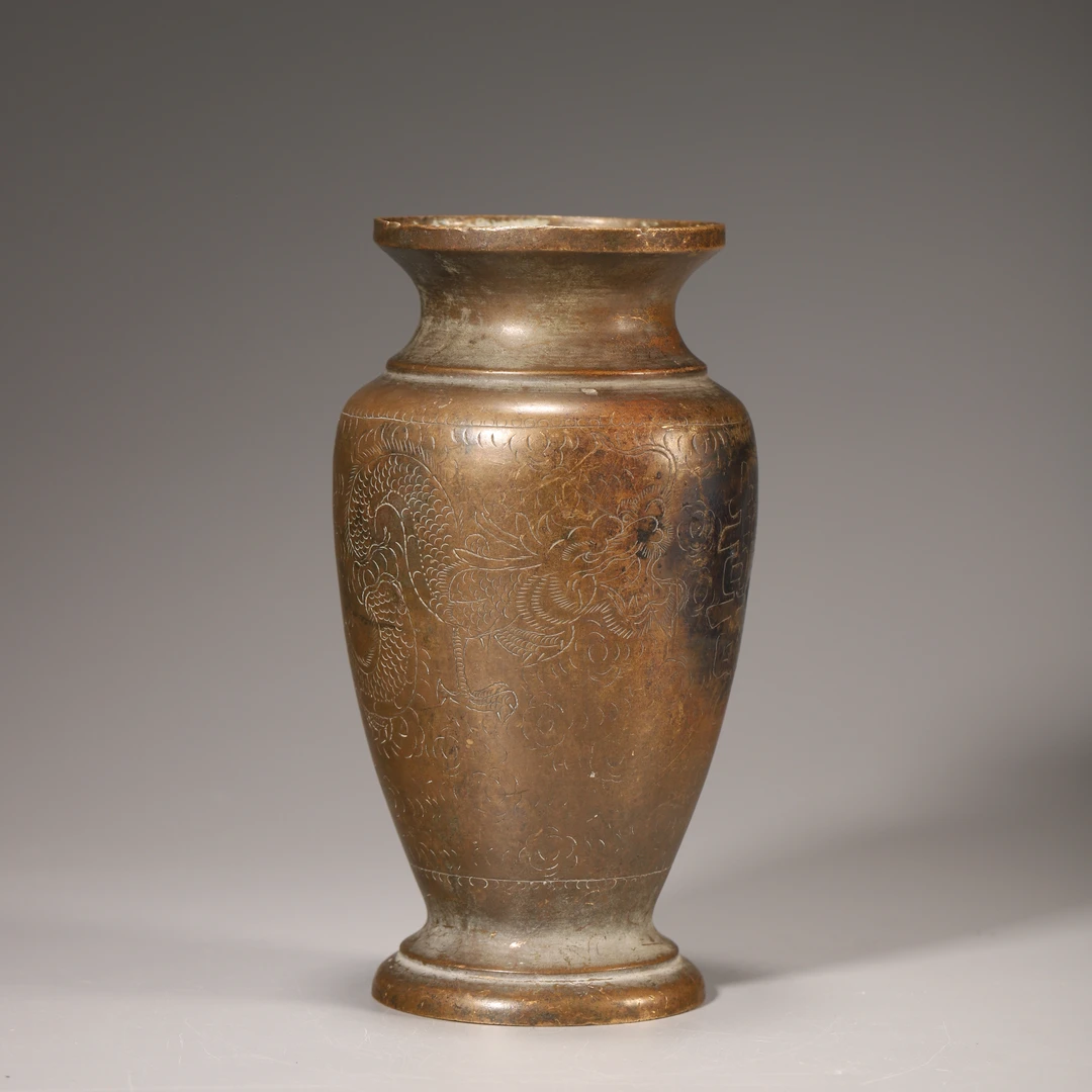 Lot18清代 铜制龙纹瓶