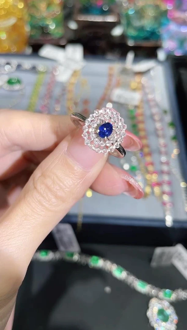 18K金镶嵌天然蓝宝石戒指