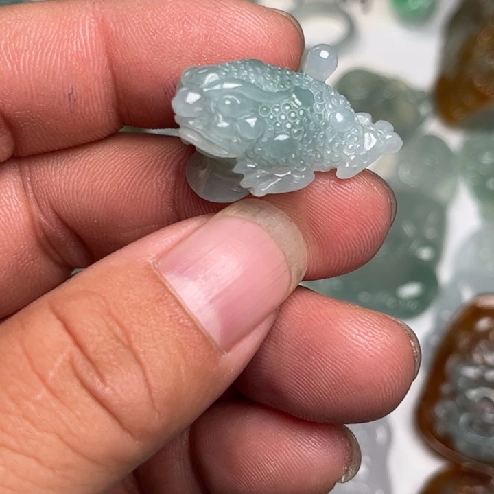 翡翠未镶嵌颈饰金蟾