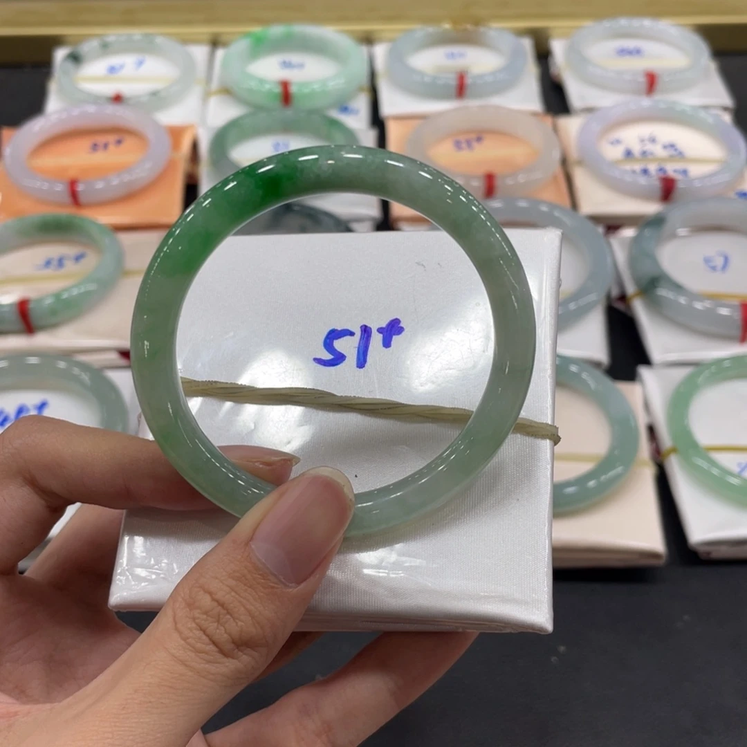 翡翠手镯未镶嵌翡翠手镯