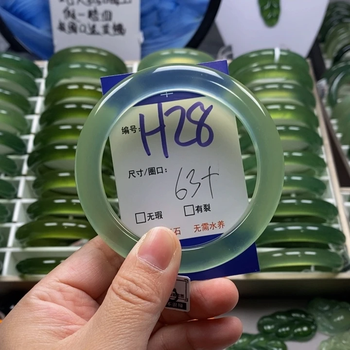 蛇纹石玉未镶嵌手镯映*红