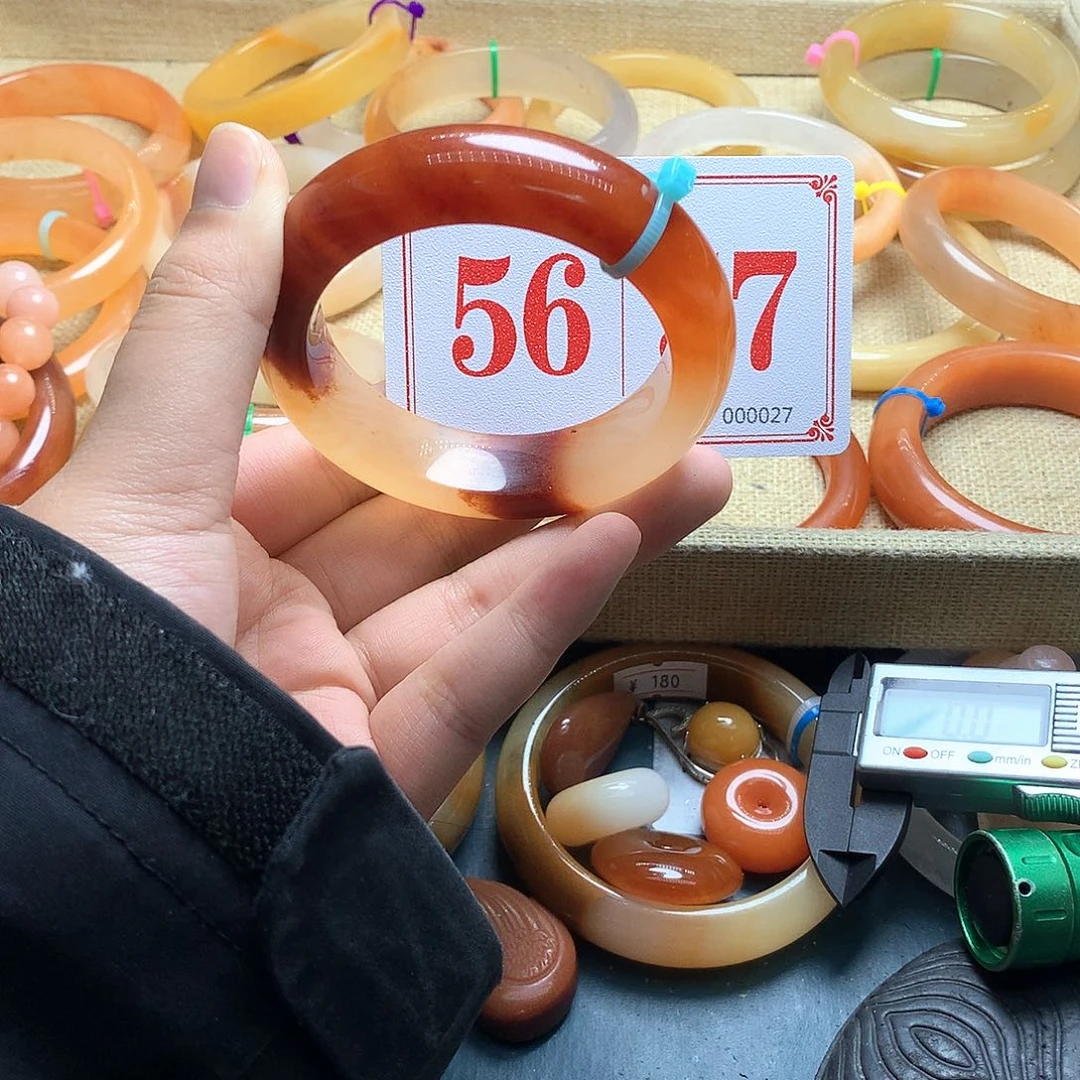 未镶嵌石英质玉（黄龙玉）手镯