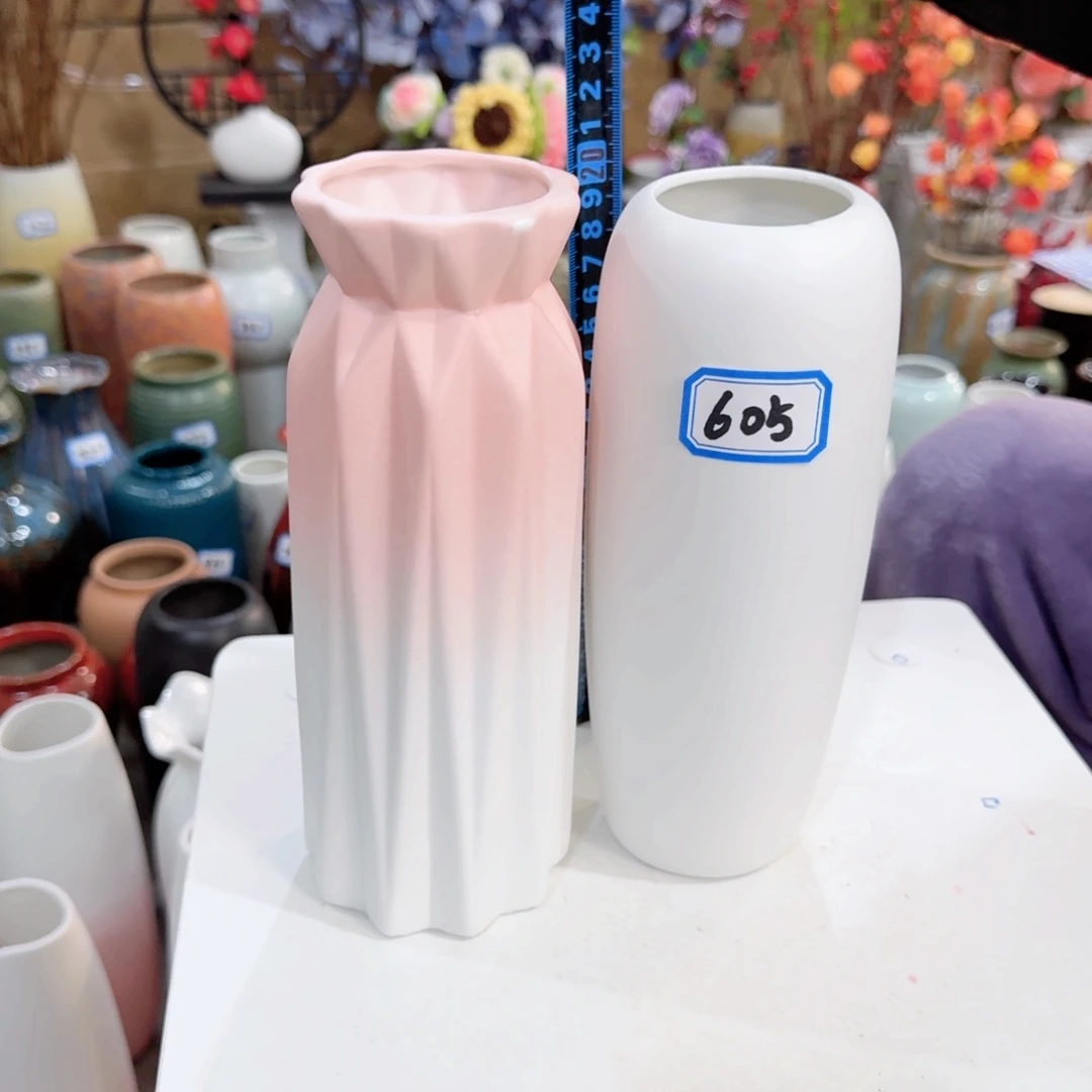 605号一对陶瓷高20厘米瑕疵