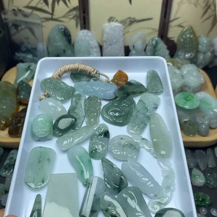 翡翠未镶嵌颈饰小挂件一个