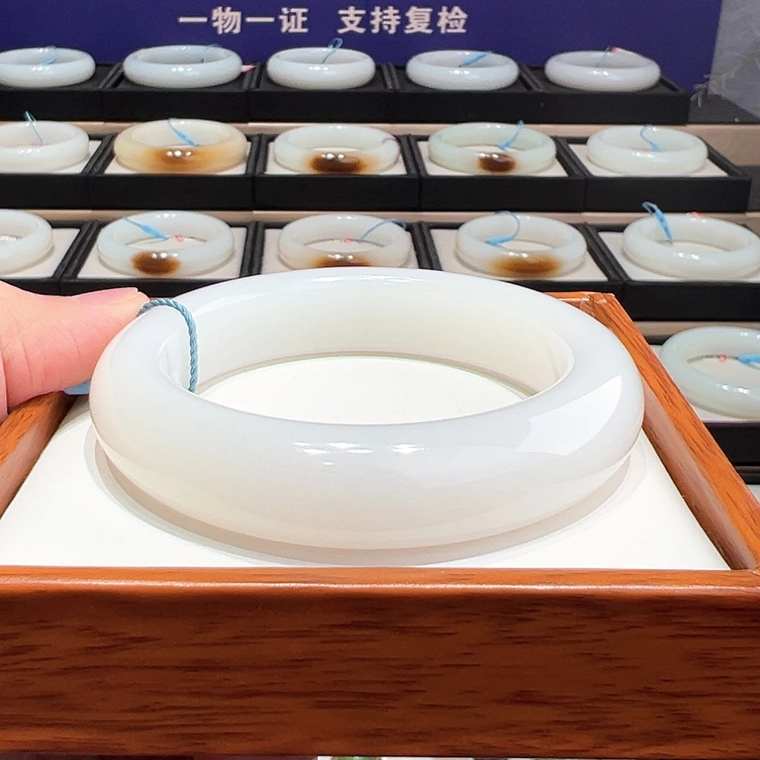 和田玉未镶嵌手镯