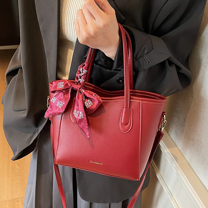 女士包包女款爆款2025新款百搭大容量红色结婚新娘婚包水桶斜挎包