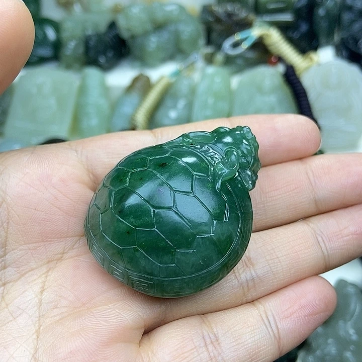 平***意和田玉未镶嵌颈饰