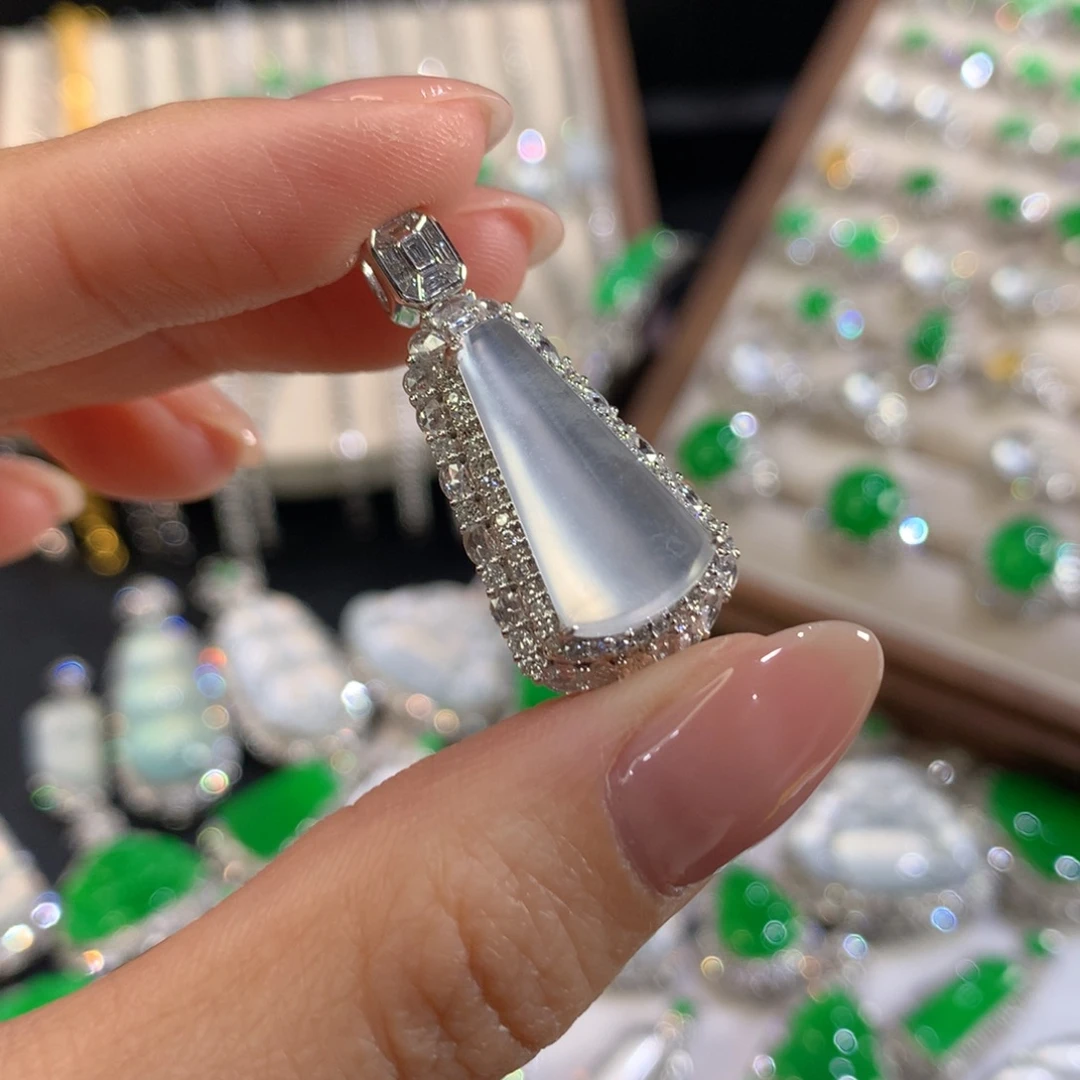 翡翠18K金镶嵌颈饰无事柱