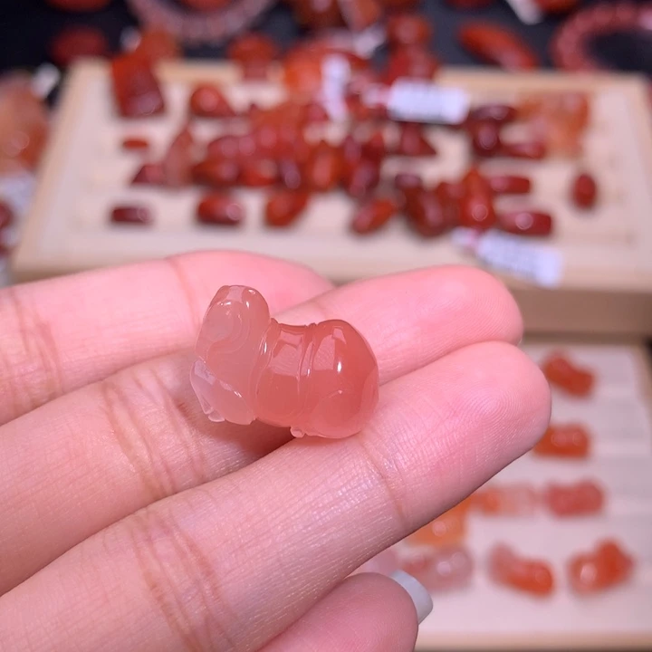 缅***缘南红玛瑙未镶嵌珠宝半成品粉唐马