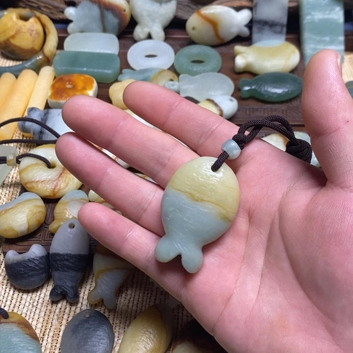 黎***阳蛇纹石玉未镶嵌颈饰