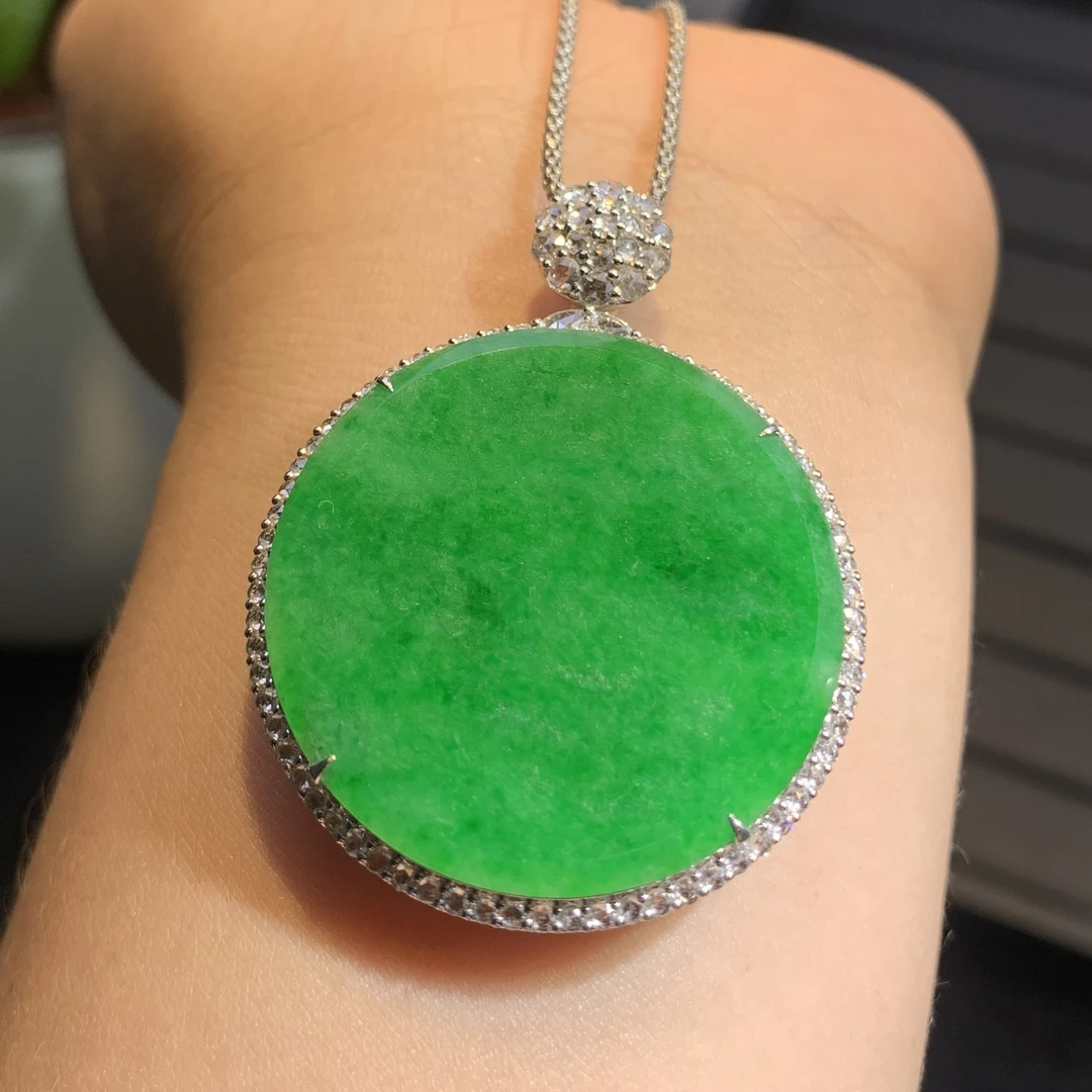 千千珠宝18K金镶嵌天然缅甸a货翡翠满绿阳绿大气时尚精美圆牌吊坠