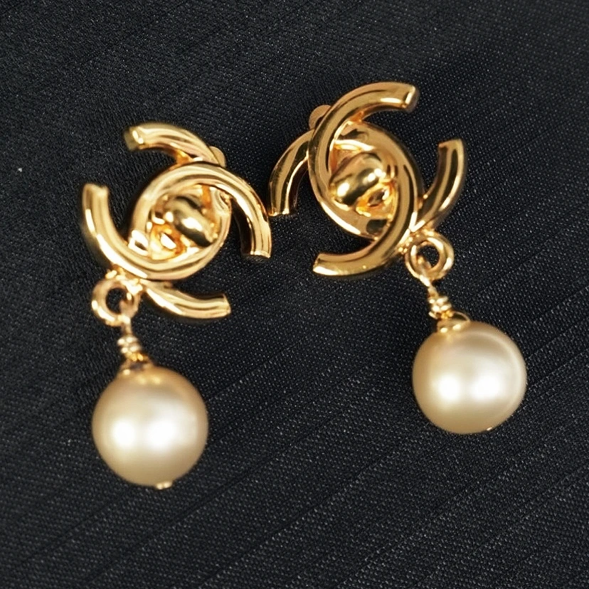 Chanel书包扣圆珍珠吊坠耳夹