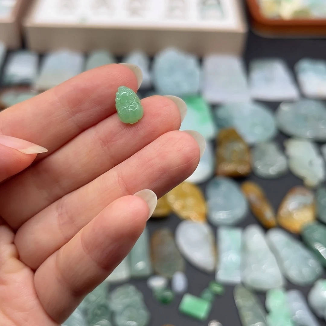 翡翠未镶嵌颈饰貔貅