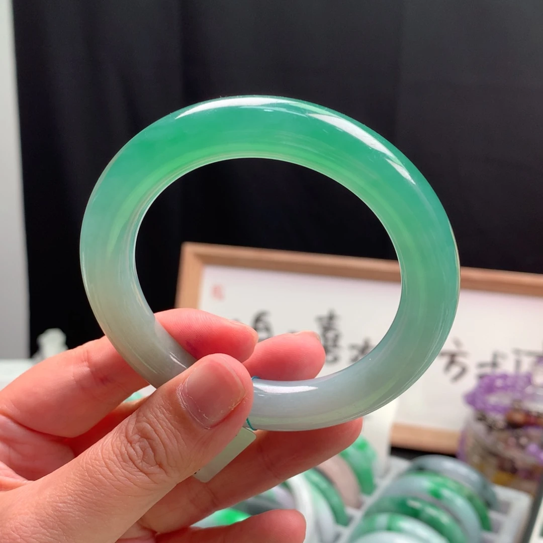 翡翠手镯未镶嵌缅甸