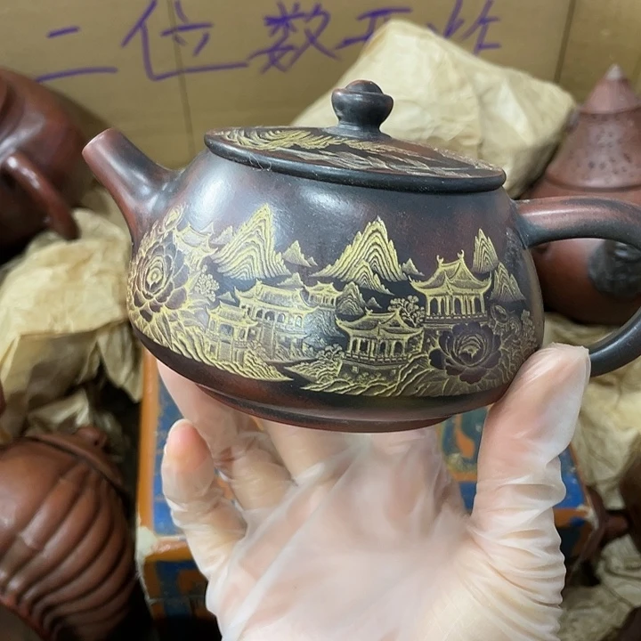 茶壶紫砂原矿泥料，手工制作的一把紫砂壶。