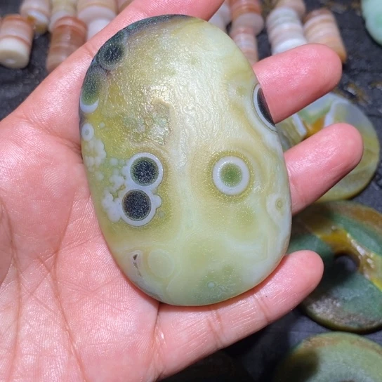 颈饰未镶嵌石英质玉启**育
