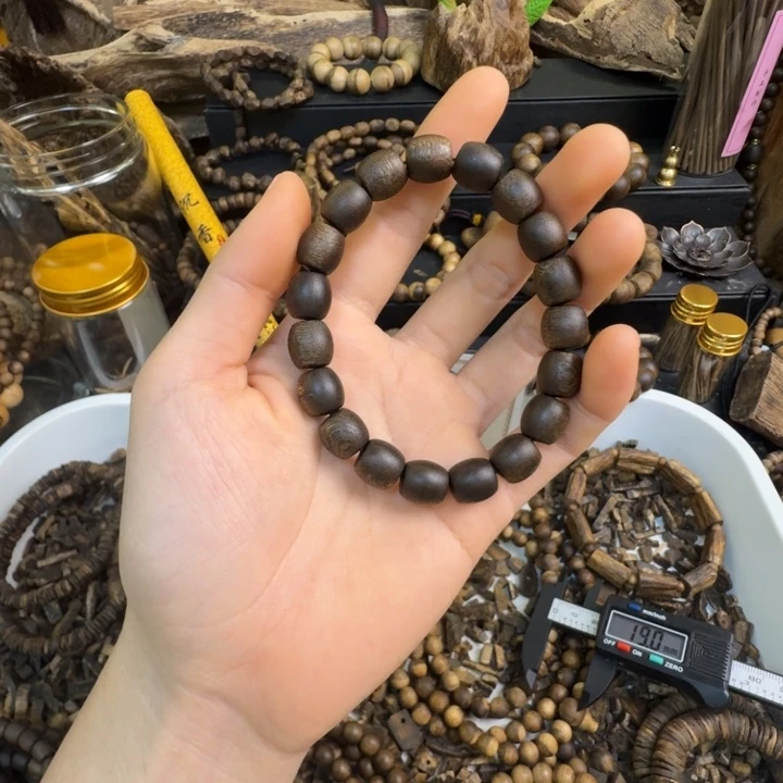 小***咪沉香沉香碎屑海南乌身白棋1.0大14克➕沉香碎屑多样性