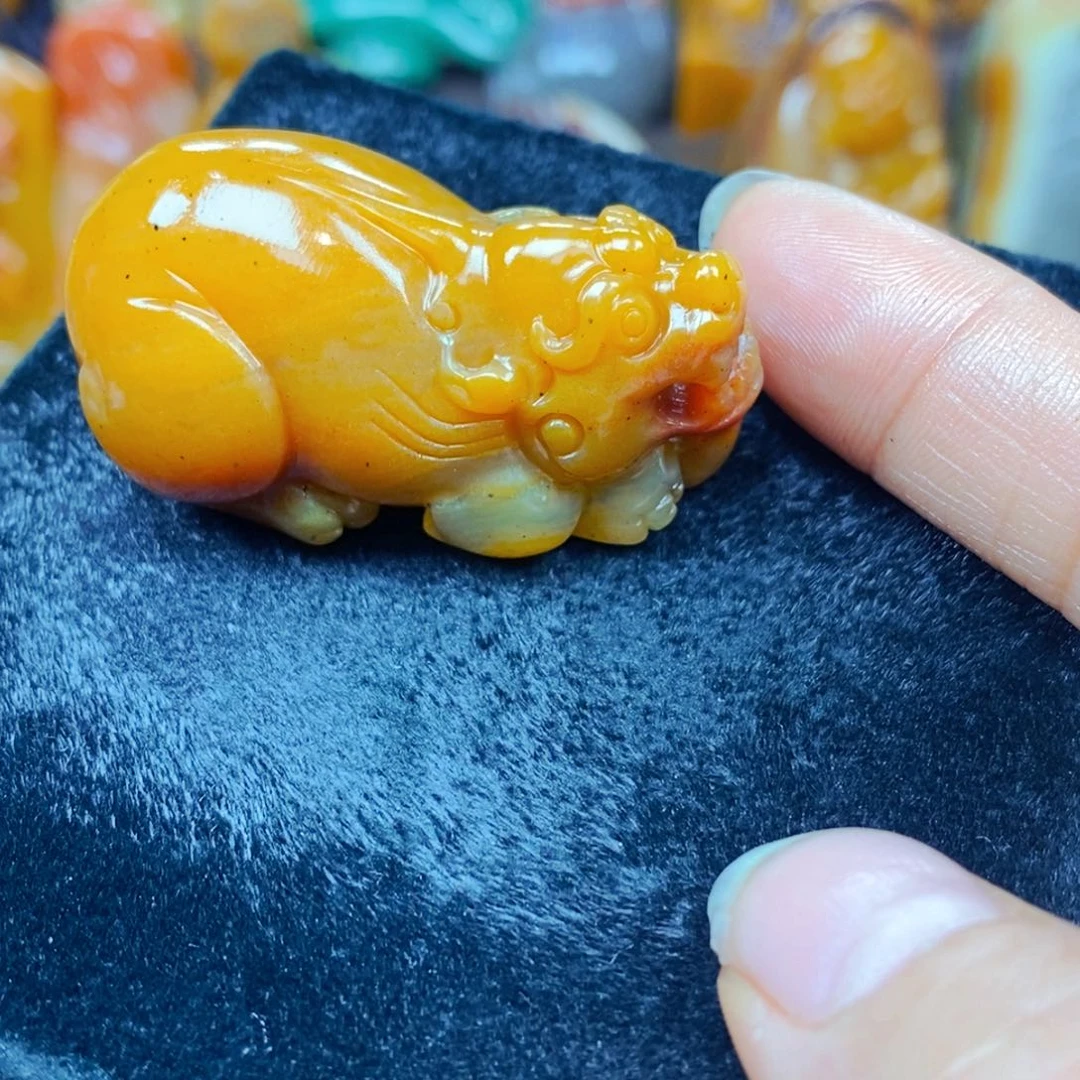 未镶嵌石英质玉（黄龙玉）颈饰