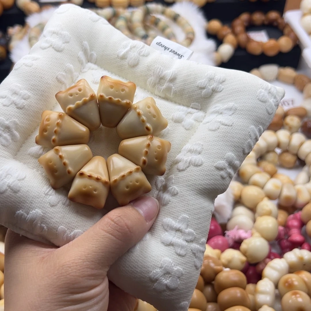 吊坠白玉菩提一****叨奶茶烤色