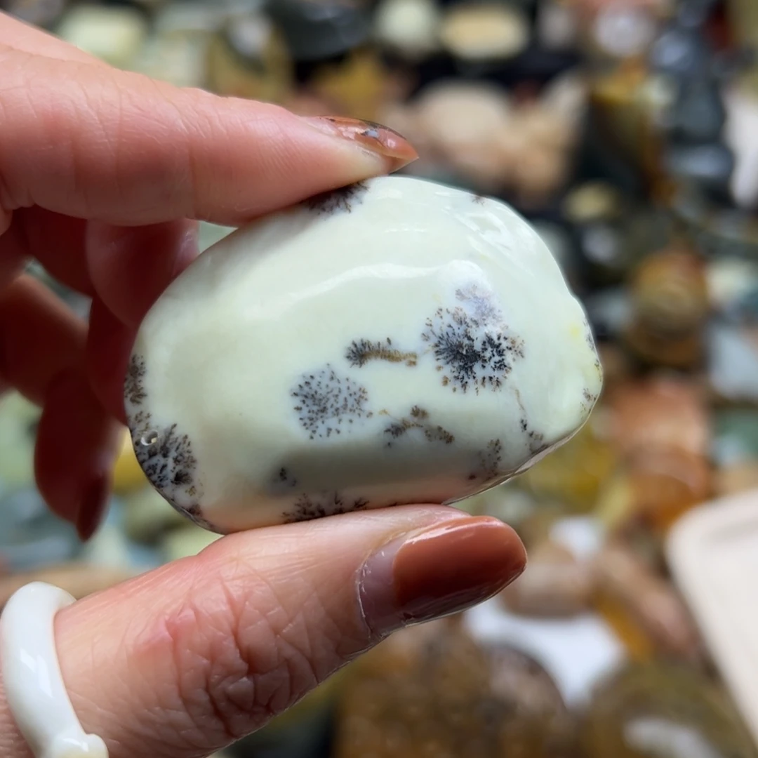 岁***安岫玉未镶嵌颈饰辽阳料水草饺子