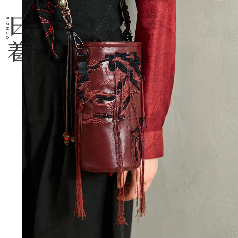 日着归途系列水桶包2025新款轻奢小众刺绣女斜跨单肩包RD8630B0