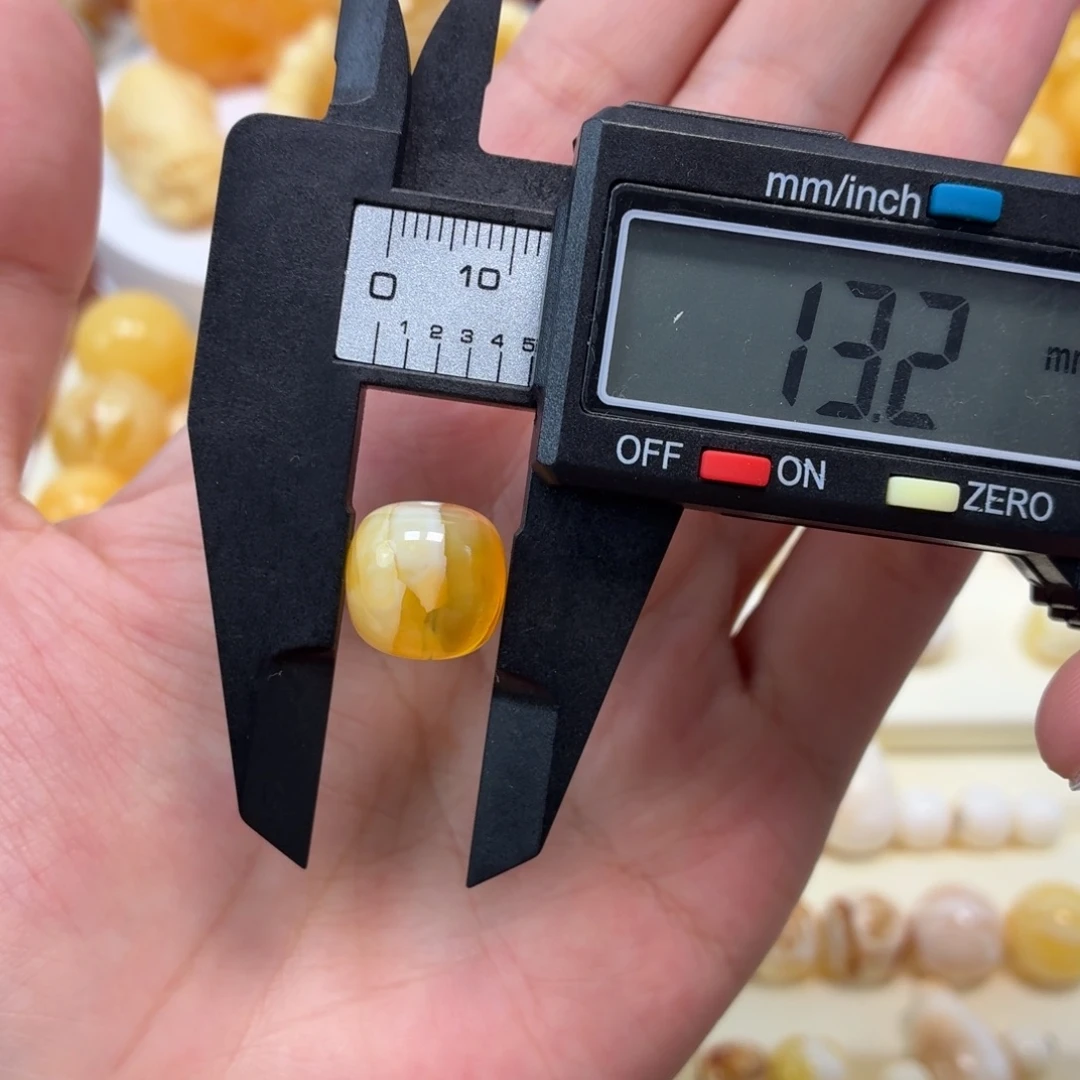 琥珀未镶嵌珠宝奇石焦皮金橘白溶洞