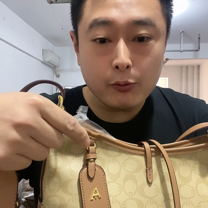 黄牛皮（革）鳄鱼皮（革）犏牛皮（革）