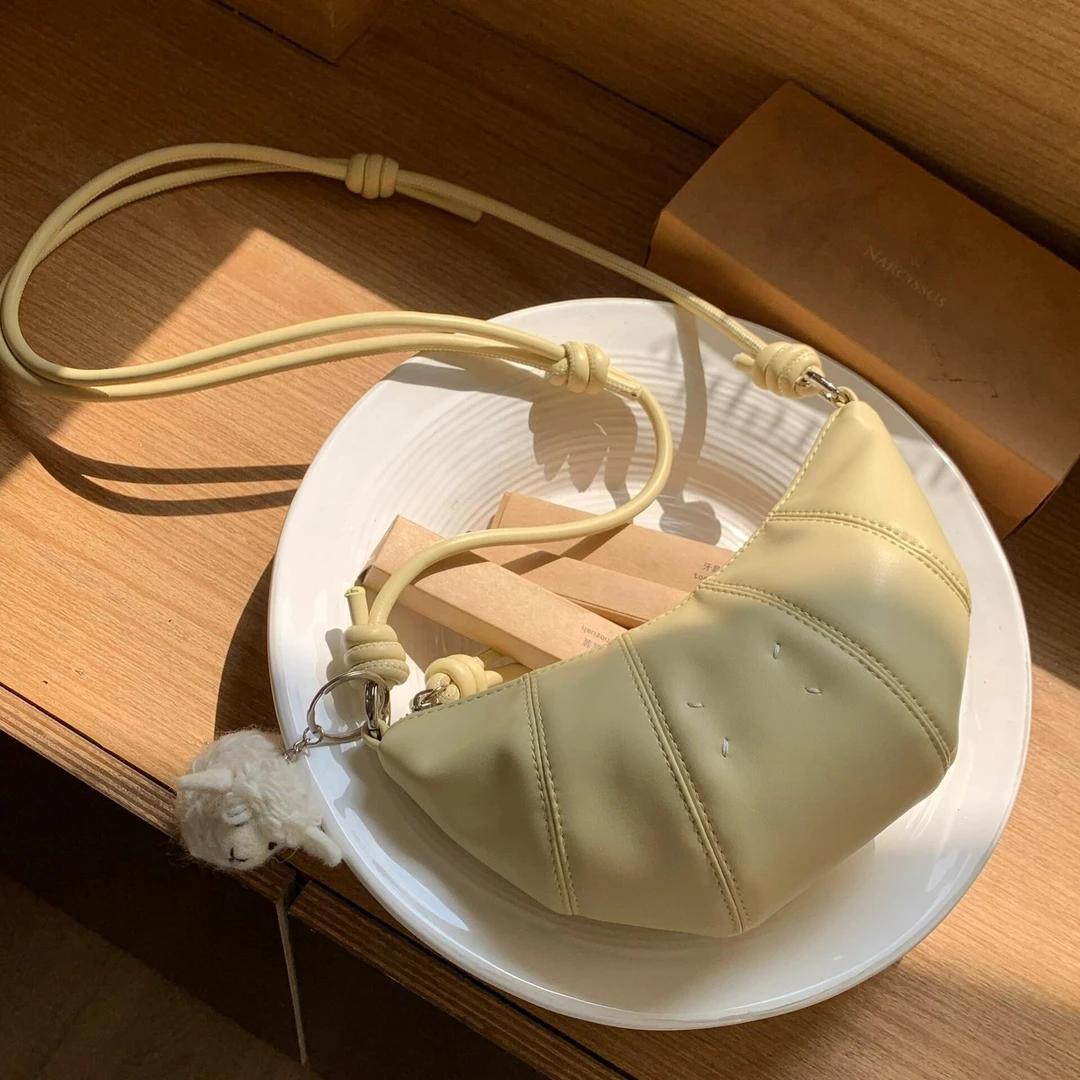 2025新款韩版简约斜挎迷你牛角包 休闲百搭轻便饺子包挎包女小包