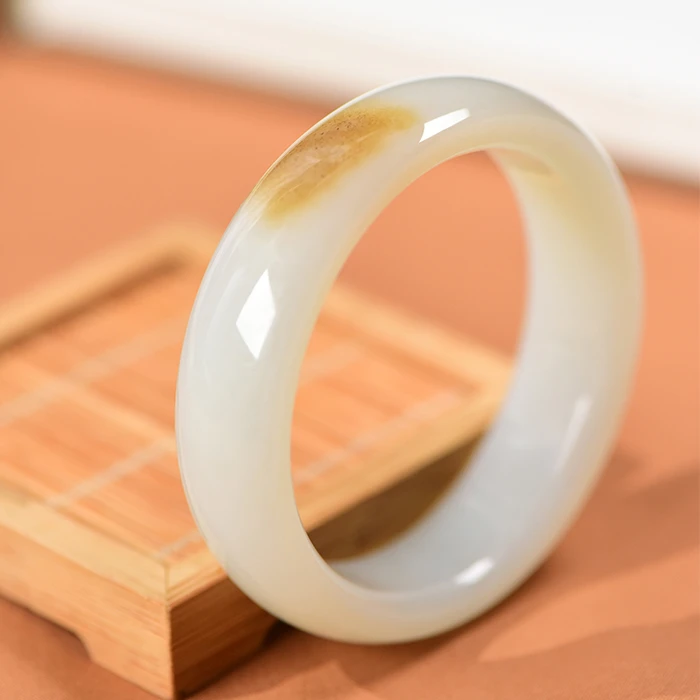 H001新疆和田玉  糖白手镯女一口糖保真带证书玉镯